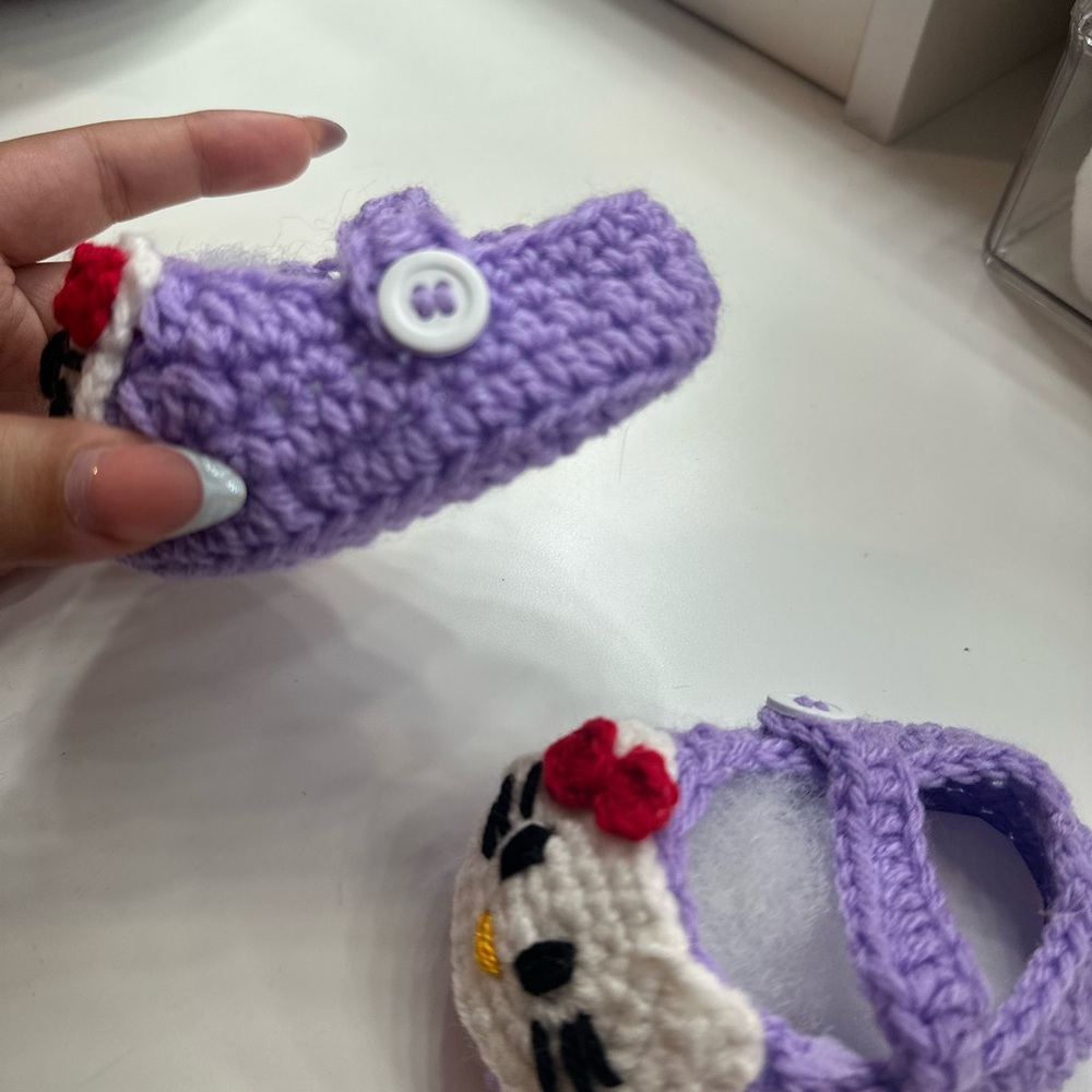 Hand crafted hello kitty crochet baby shoes - Picture 3 of 4